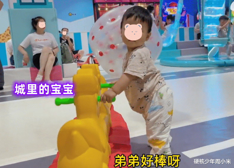 还嫁给爱情吗?23岁女子边带娃边干农活,宝宝在一旁哭闹不止