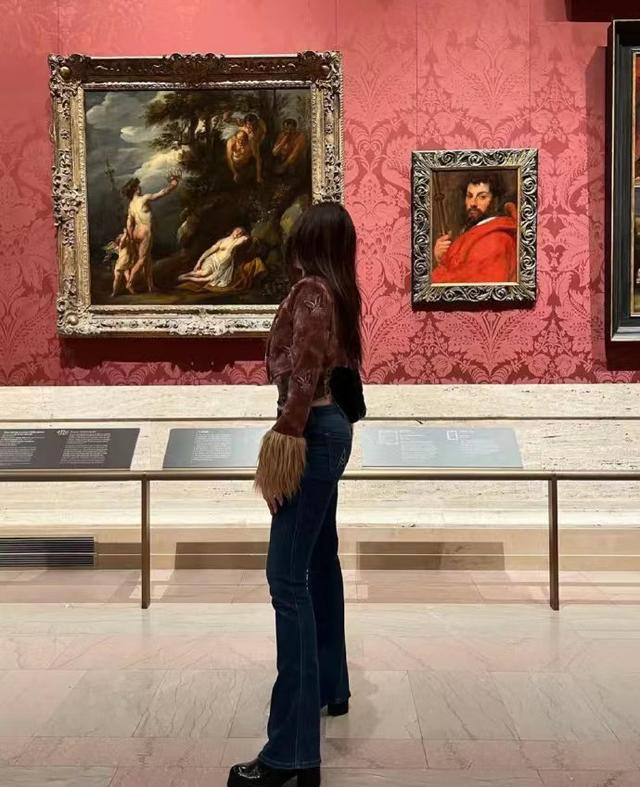 甄子丹|甄子丹18岁女儿晒照,穿着火辣身材凹凸有致