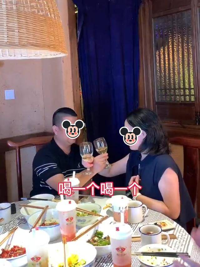 女子和同学喝交杯酒,正巧被丈夫看到,结果“杯剧”