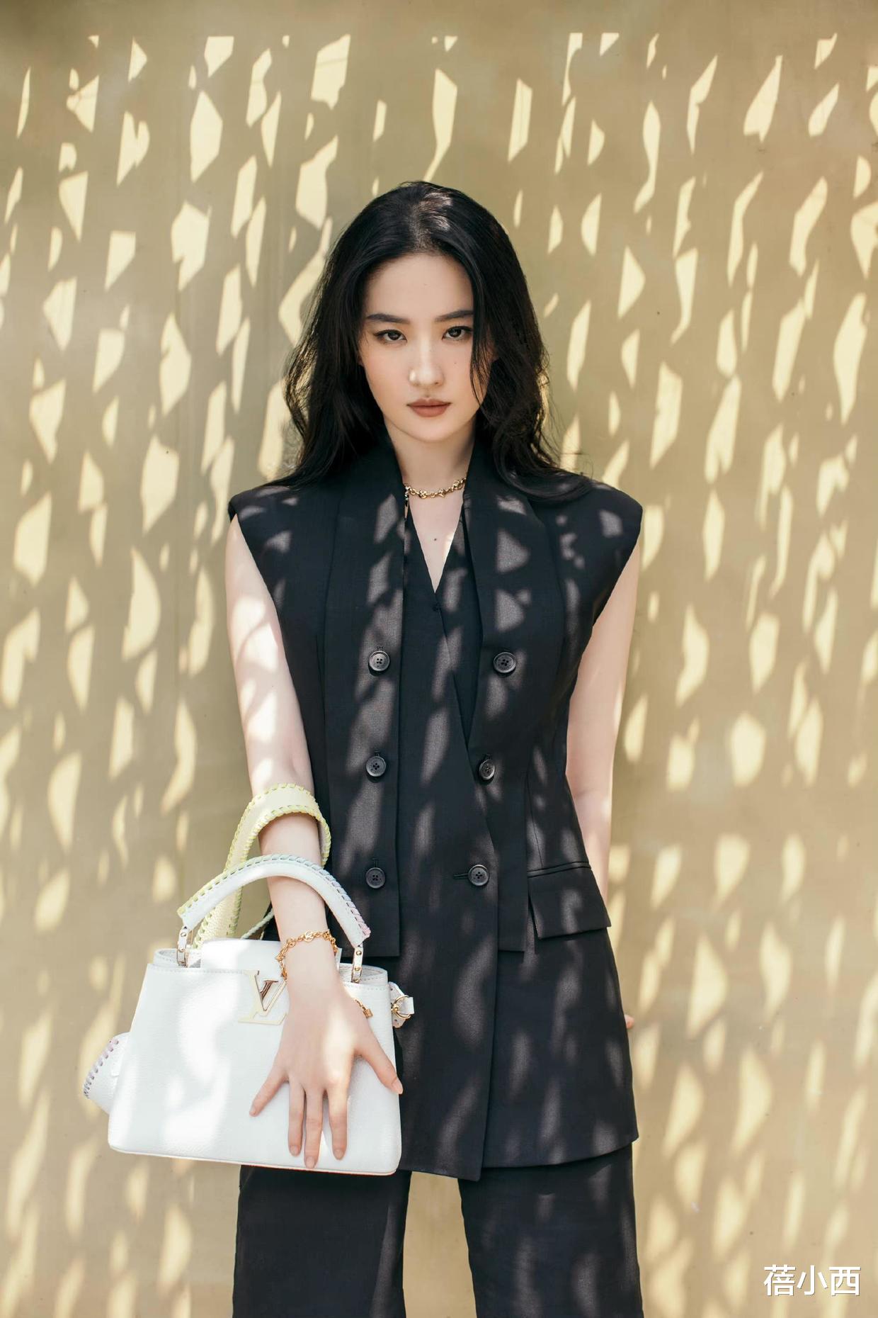 刘亦菲|刘亦菲太有“尤物气质”，一袭挂脖连衣裙高调亮相，又惊艳了红毯