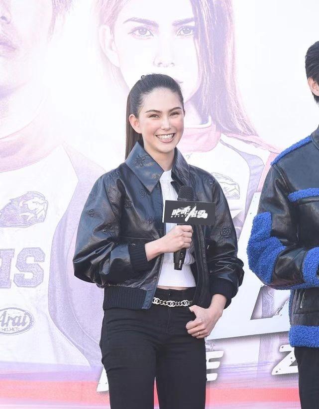 昆凌|周杰伦夫妇双双发福！他一身皮衣身材臃肿，昆凌更胖出了富态感