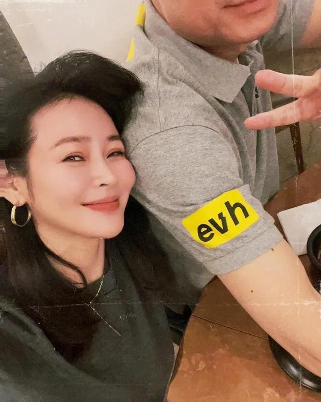 于明加|入圈15年无绯闻，闪婚圈外老公，结婚12年恩爱，一家四口很幸福