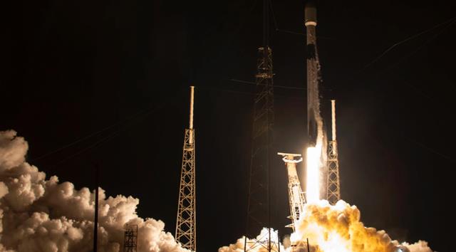 为中东北非1.6亿家庭提供高速信号,SpaceX发射了一颗大型卫星
