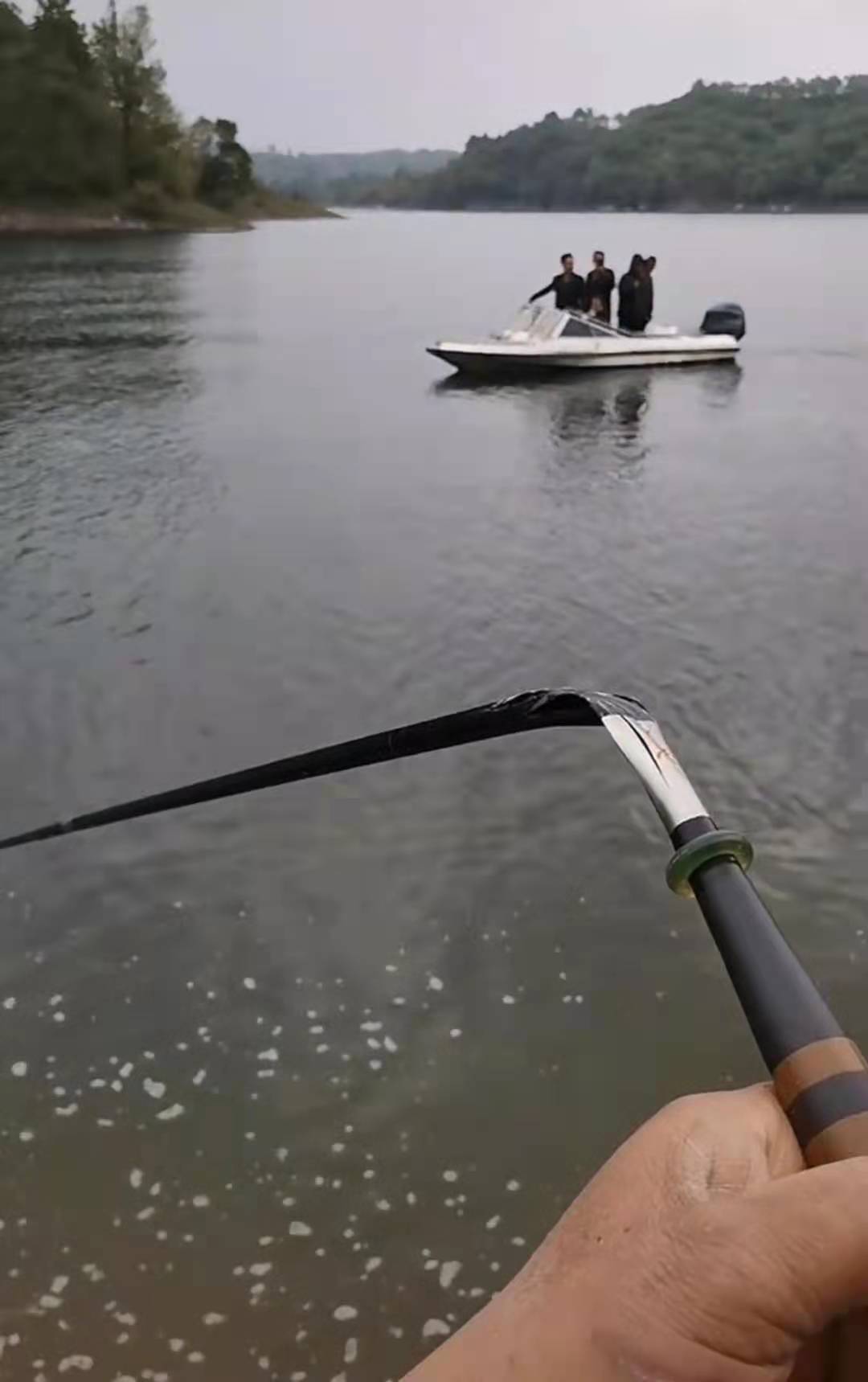 水库|偷钓水库被管理方砍伤, 竟自行去医院缝针, 钓友无奈几十万收入飞了