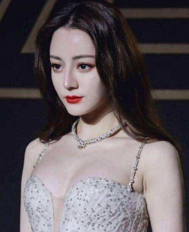 热巴因“体毛旺盛”登上热搜,做核酸被跟拍,女明星隐私何在?