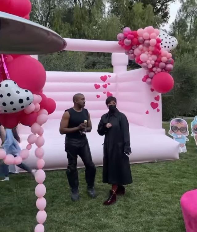 金·卡戴珊|卡戴珊家族给两个娃庆生，金小妹挺孕肚亮相，坎爷抱娃笑容灿烂！