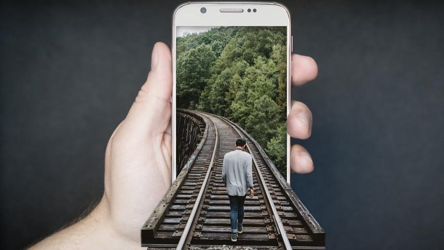 |戒不了手机，又想保护眼睛！可以用这种姿势玩手机...