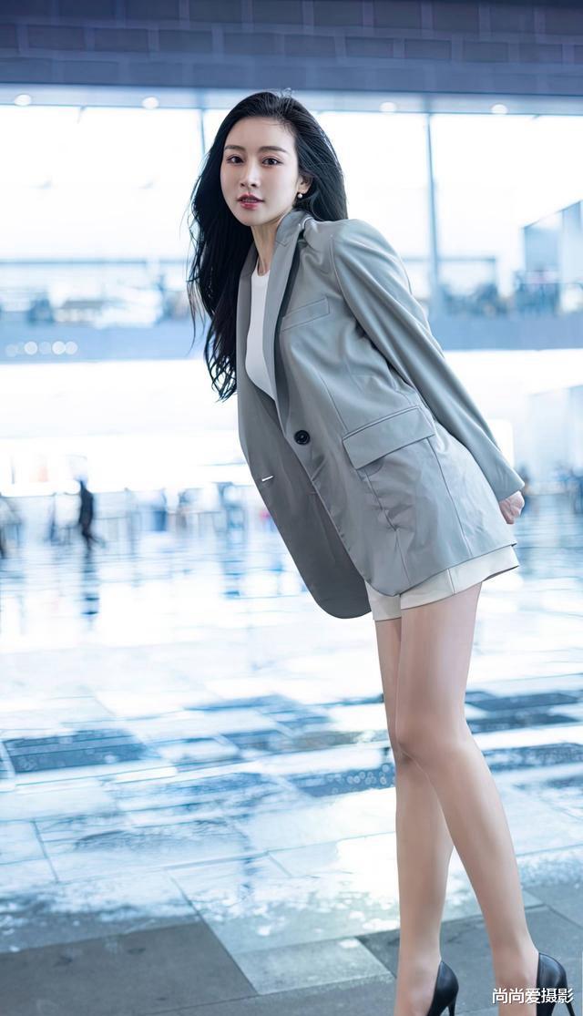 生肖|时尚美女：白色背心和白色短裤，外搭西装外套，温柔又不失职场的干练