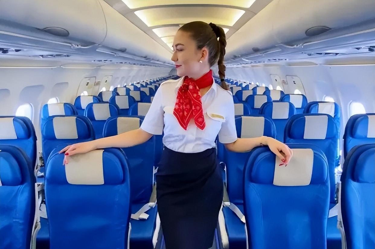 在坐飞机时,为何空姐的脖子上总是系着丝巾?看完涨知识了