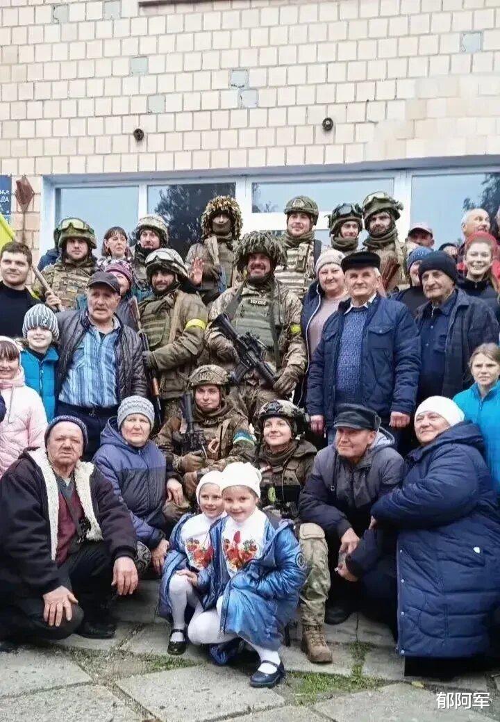 乌军|乌军又进入演戏状态,一张大合影看出了问题!