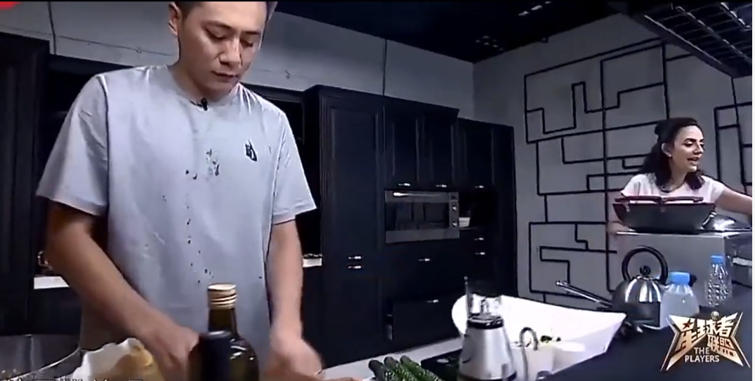 刘烨|刘烨吃黄瓜坚持不削皮,妻子看不惯后的沟通方式给人上了一课!