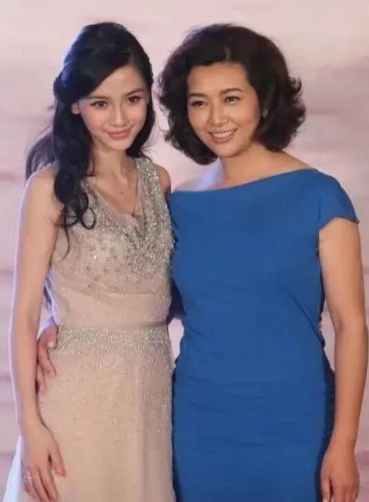 刺绣 江珊真是时光尤物，穿蓝色包臀裙和小11岁杨颖同框，气质丝毫不输