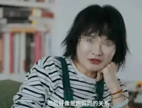 姐姐挣钱帮弟弟还赌债,母亲不仅不帮忙,反责怪姐姐钱太少