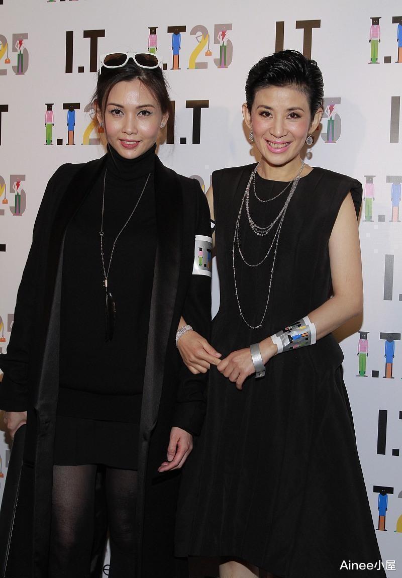 邱淑贞|邱淑贞的脸没咋变,穿黑裙配大衣秀出好身材,和年轻时没啥差别