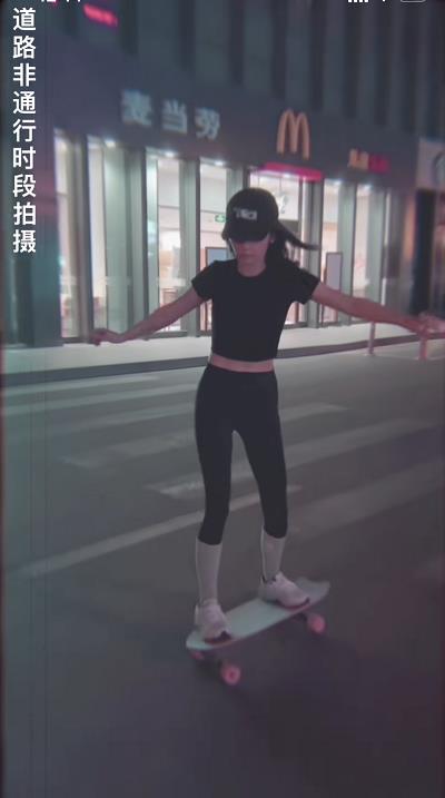 张嘉倪|张嘉倪深夜街头玩滑板，穿露脐装秀细腰，纤细大长腿十分吸睛