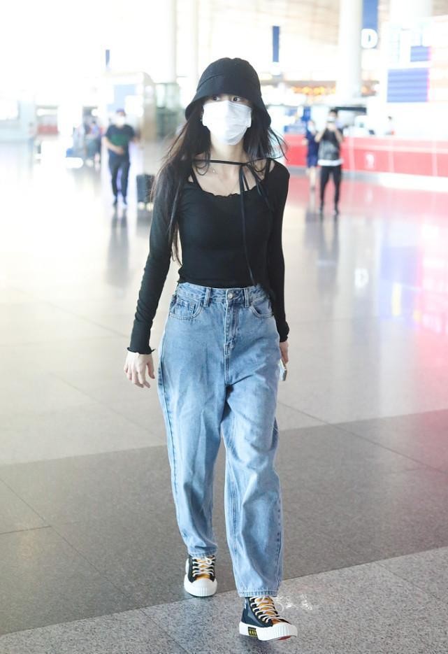 张碧晨|张碧晨的穿着略显老气，虽然露脐装秀出了小蛮腰，但不咋显嫩