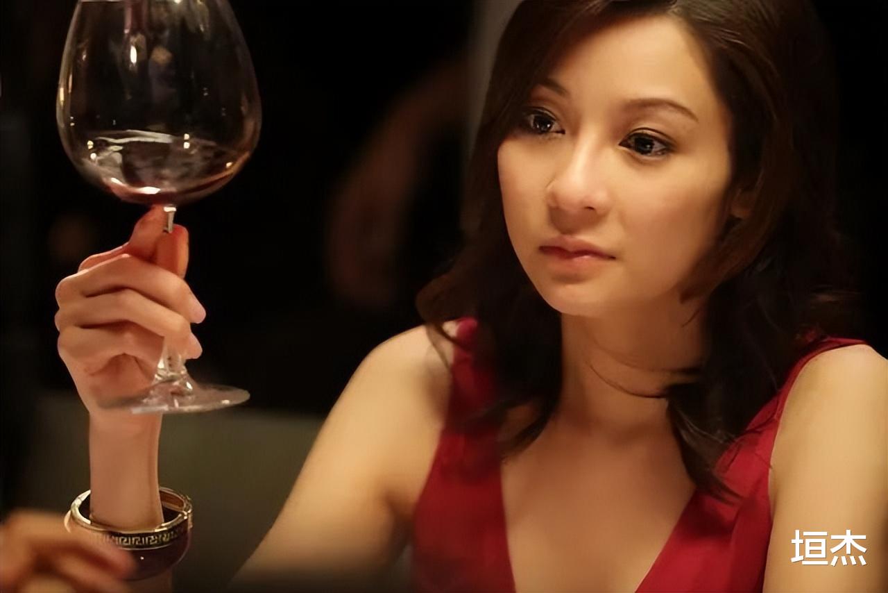 香港小姐|“风光不再”的港姐现状：有人抵押皇冠还巨债，还有人菜市场摆摊