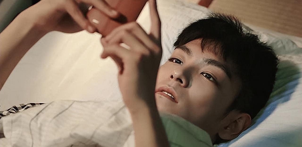 常在晚上看“黄色网”的注意!手机出现这4个“征兆”,该停手了