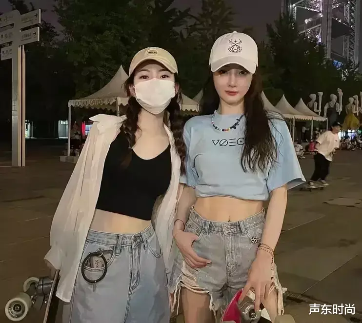 李小璐|李小璐穿露脐上衣玩滑板,一群人围着合影,路人纷纷拿出手机拍照
