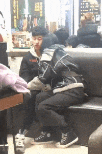 “小姐姐你也太粗心了，就没感受到背后一股热流？”多少有点尴尬
