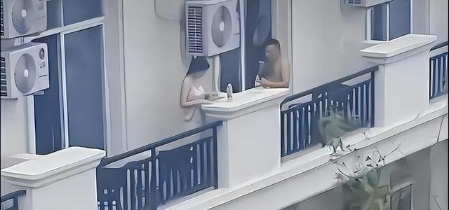 回顾湖南一女子穿睡衣与男邻居阳台上聊天引热议,网友:阳台有罪