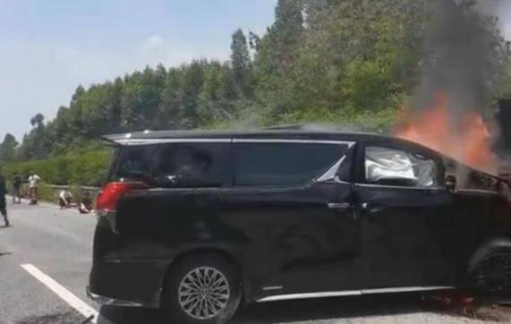 雷克萨斯LX碰撞后车门锁死并起火致后排乘客罹难,保姆车成夺命车