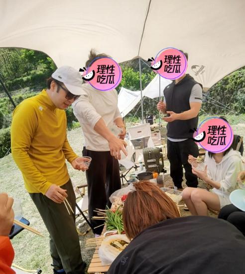 杜海涛|杜海涛成妻奴？与朋友露营边吃饭边聊天，腹部肌肉隐约可见