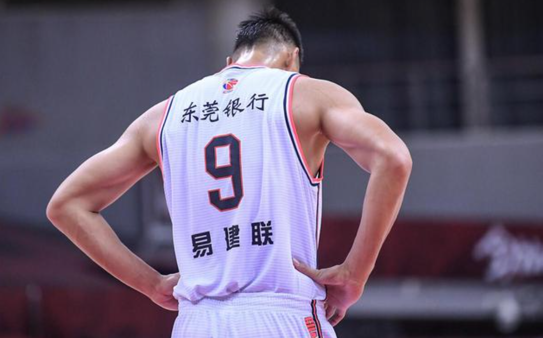 易建联|易建联为何还不退役？杜锋说出心里话，朱芳雨留下他另有其用