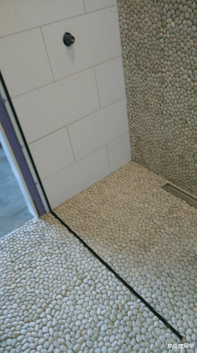 多亏了老师傅，剩2麻袋石子铺墙铺地，又漂亮又省了1000块瓷砖钱