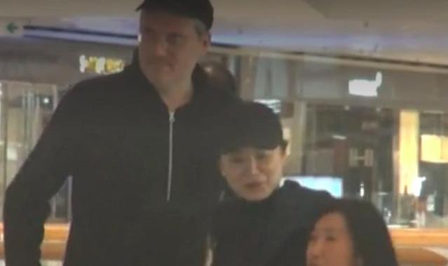 林青霞|68岁林青霞素颜逛街,与外国男友人关系亲密引猜测,两人数次被拍