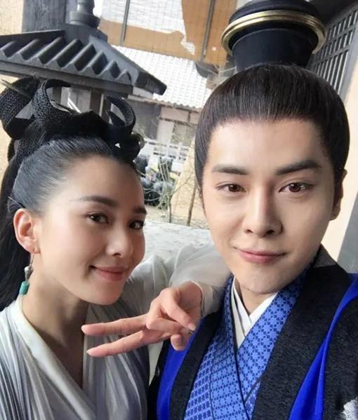 刘诗诗|刘诗诗给剧组人员送定制款羽绒服，人人都有，看到价格我慕了