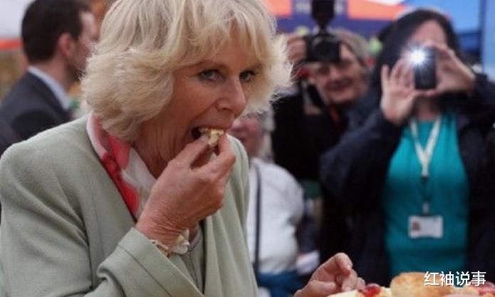 查尔斯王子|73岁查尔斯真会玩浪漫，跟卡米拉共进晚餐，喂娇妻吃蛋糕好宠溺