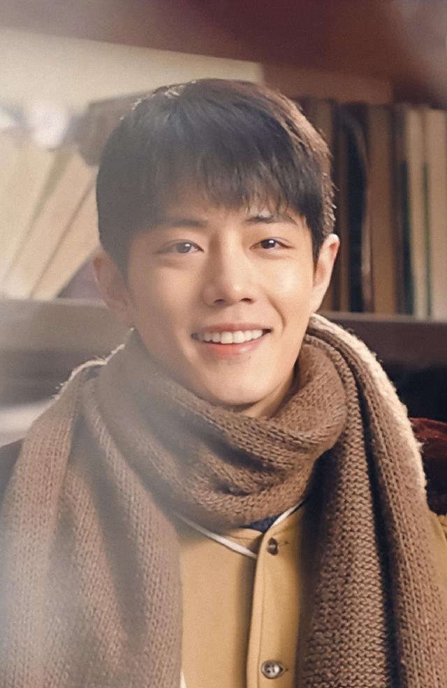 肖战|肖战马不停蹄回京工作，网曝在长城录节目？青岛啤酒代言即将官宣