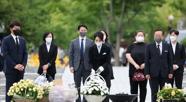 襄阳|金建希就任后罕见底气不足！穿衬衫陪总统老公像秘书，气质上大变