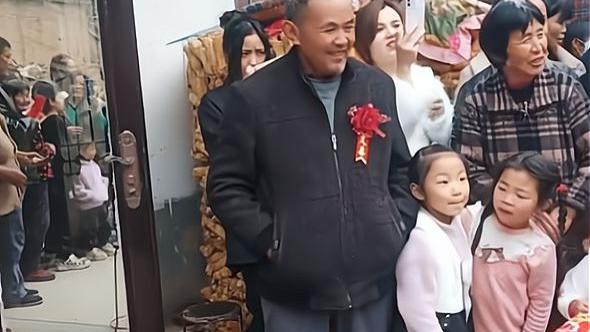 年轻帅小伙娶1米2新娘，村民围观看热闹：新娘还是二婚大妈