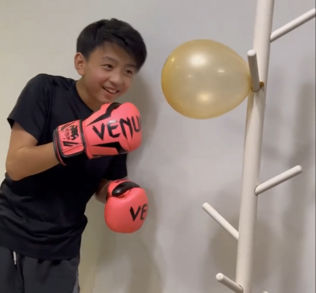 张柏芝|张柏芝晒12岁次子帅照变化大,已经长出小胡子,五官像极谢霆锋