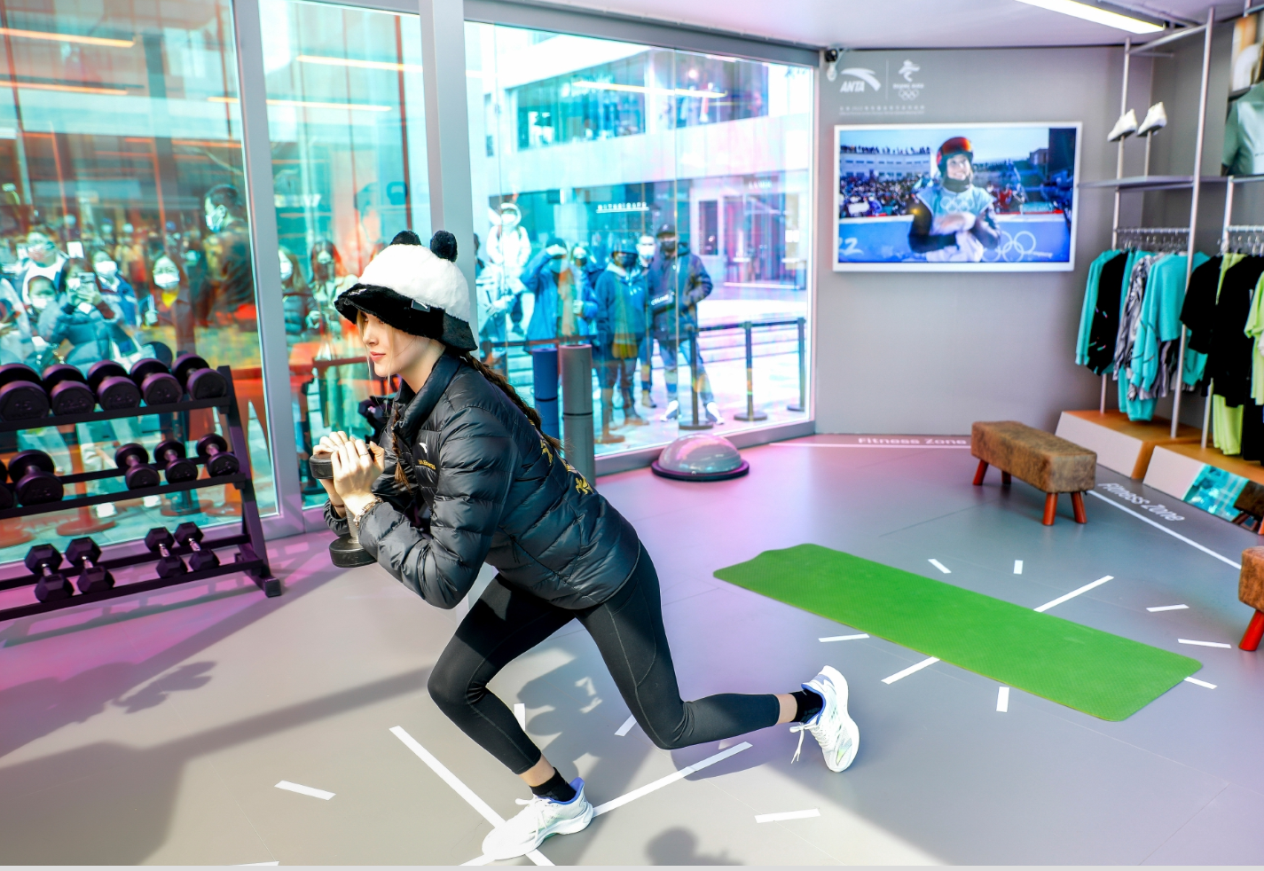 方媛|谷爱凌翘起二郎腿,霸气又可爱!冬奥冠军来三里屯,大批粉丝守候