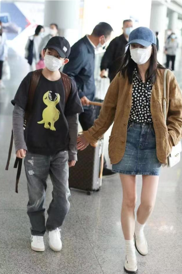 董洁|董洁携儿走机场,她自己扮得青春洋气,13岁顶顶独推行李让人心疼