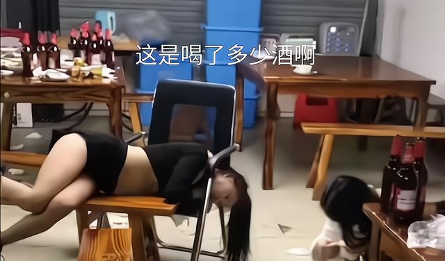 妙龄女子醉倒在地,穿着清凉无人敢扶,同伴也酩酊大醉自顾不暇