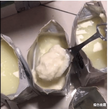 “牛奶都是糊状的。”福建一女子在超市内买了一件牛奶,保质期还有4个月