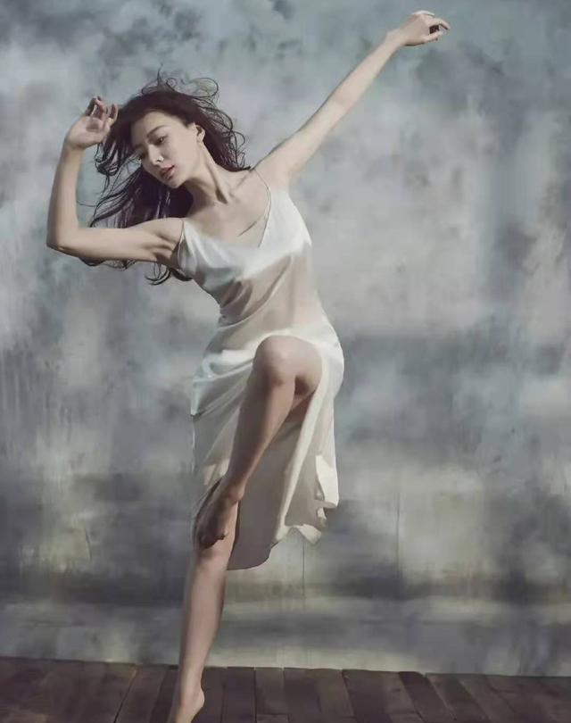 陈数|陈数穿尖领吊带裙拍大片，被指“状态不像70后”，引起热议