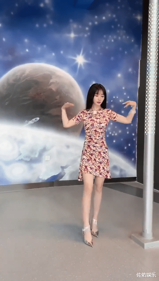 柳岩|柳岩暴瘦出镜,俏皮甜美似少女,如今41岁依旧单身