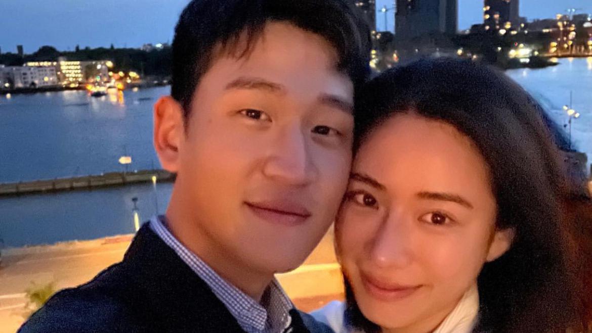 周兴哲|周兴哲晒与女友合照官宣求婚成功，小说照进现实娱乐圈甜宠文