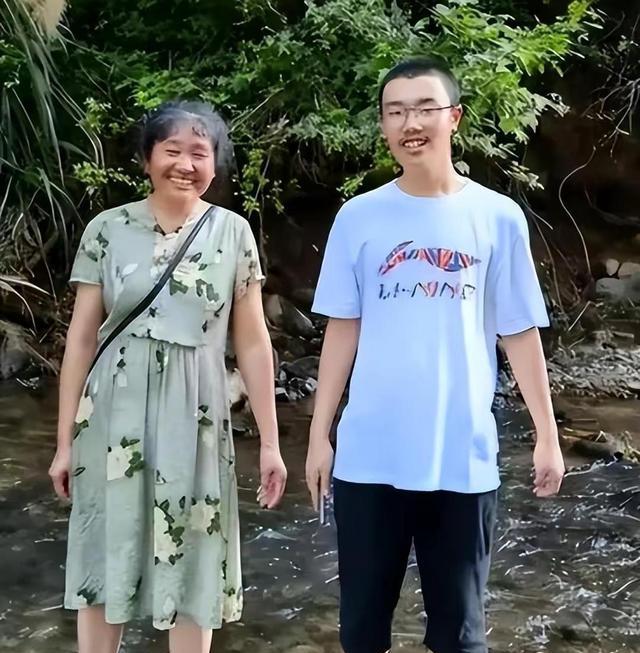 胡鑫宇失踪案律师发文辟谣,他未在校园内遇不测,大家需回归理性