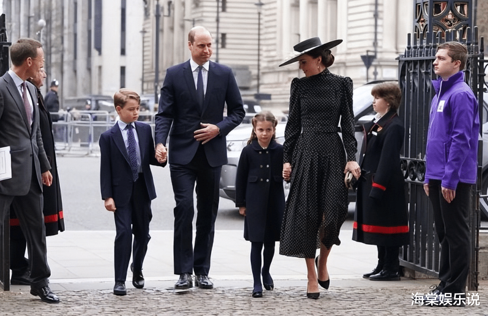 追悼会|95岁英国女王患新冠后现身追悼会，面容憔悴身形佝偻，凯特状态佳