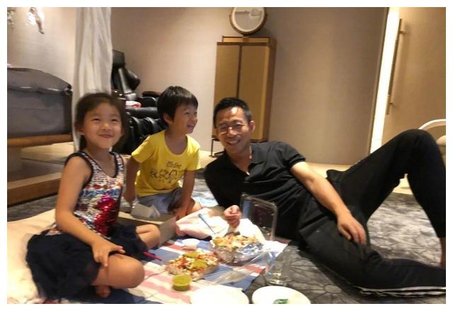 张兰心疼孙女崩溃大哭，求助网友：大家一起帮帮我