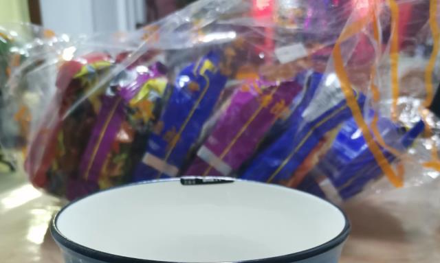 湖南女子逛超市,为了5个碗,买了30包方便面,丈夫吐槽:亏大了