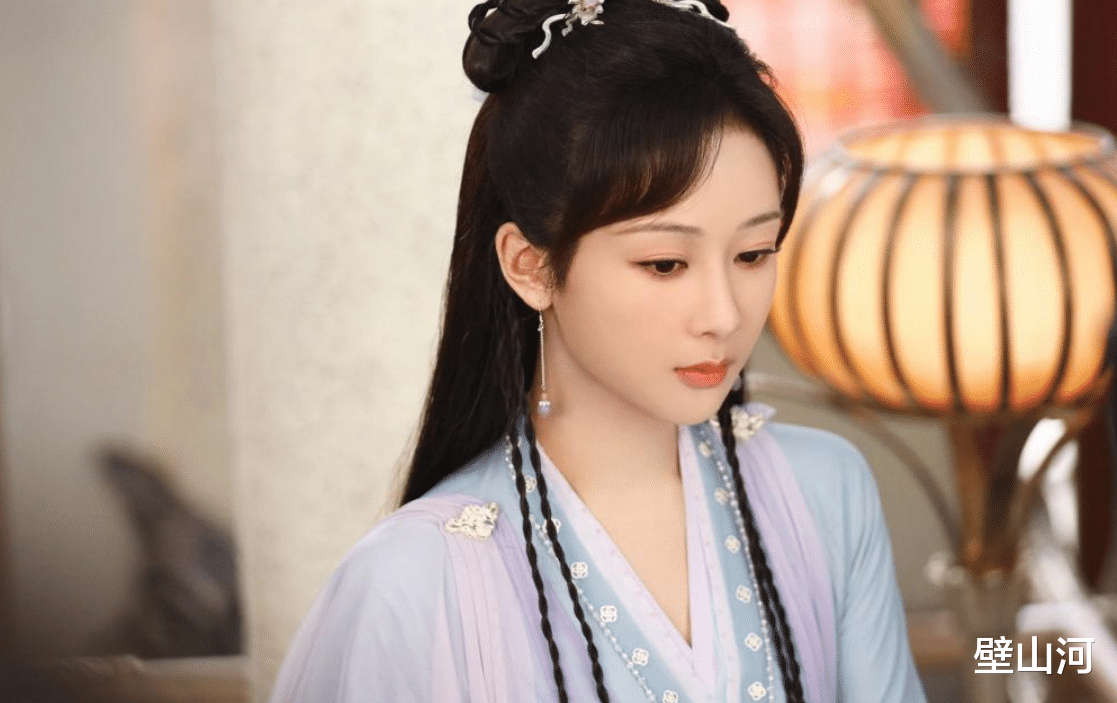 海南|在杨紫目前年龄阶段，适合的主流剧本资源十分有限，竞争非常激烈