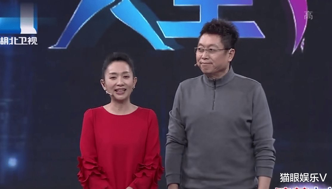 王芳|主持人王芳与搭档王为念海南游玩！身材臃肿小腹凸起，被疑怀二胎