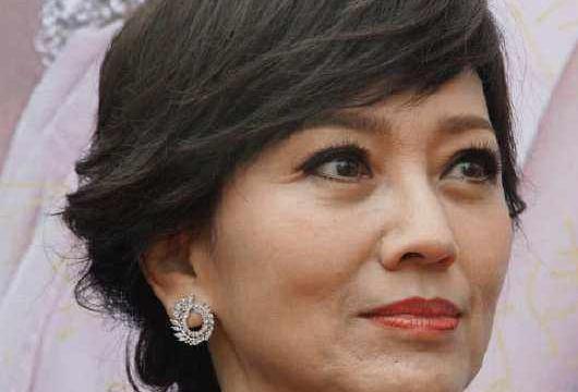 杨幂|年过半百还在装嫩的六位女星，美颜年轻30岁，生图却变老奶奶